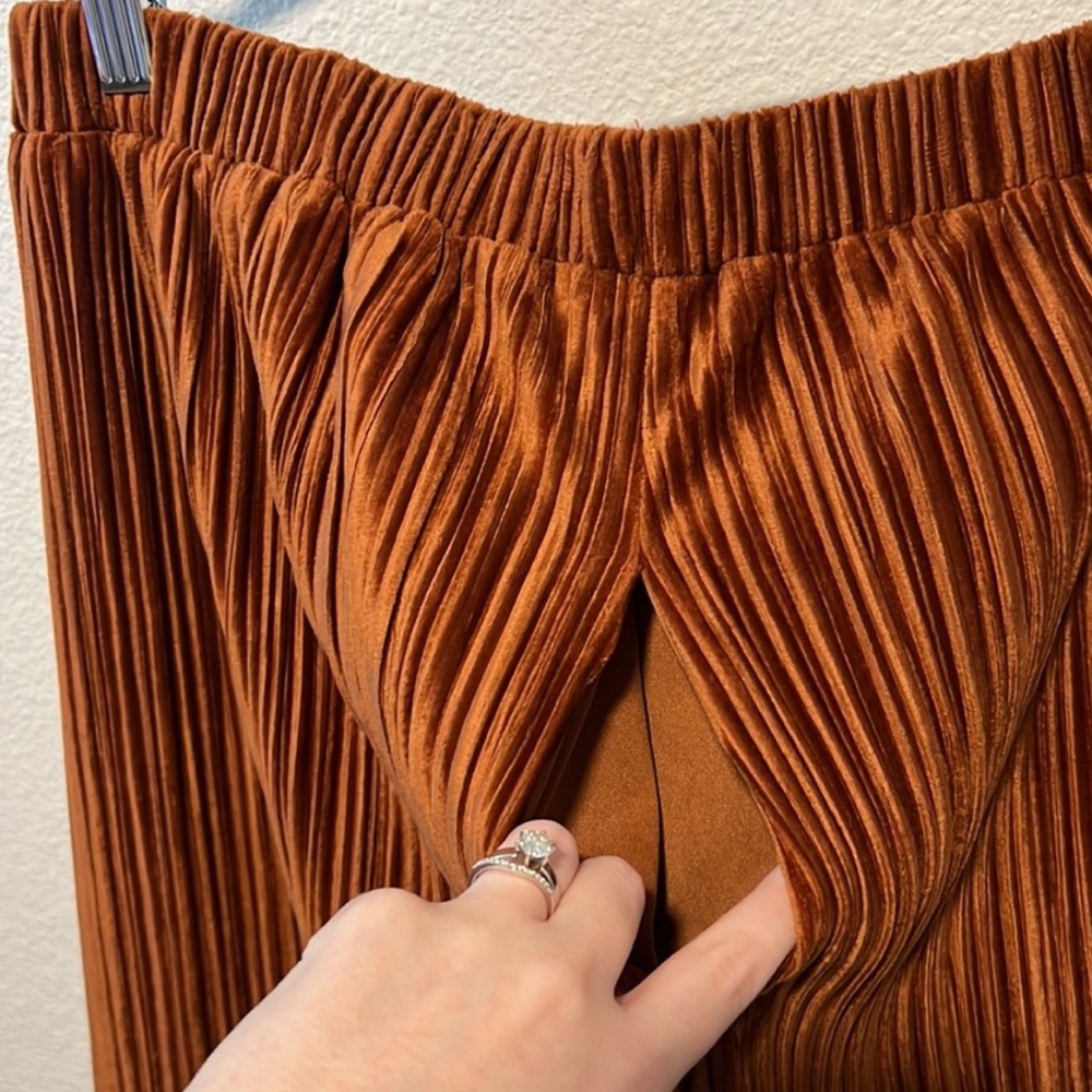 NEW Doe & Rae Pleated Suede Skirt in Rust Color Size Large - Picture 7 of 9